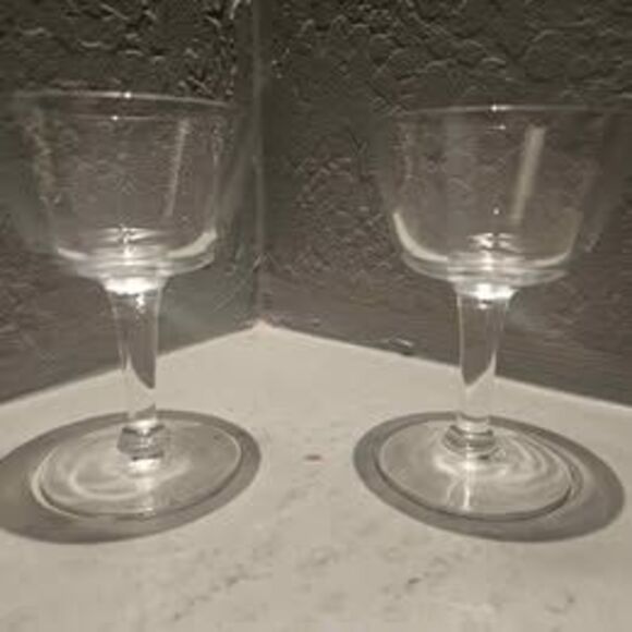 Set of Two Glass Cocktail Glsasse Coupe Glasses Barware - Picture 1 of 7